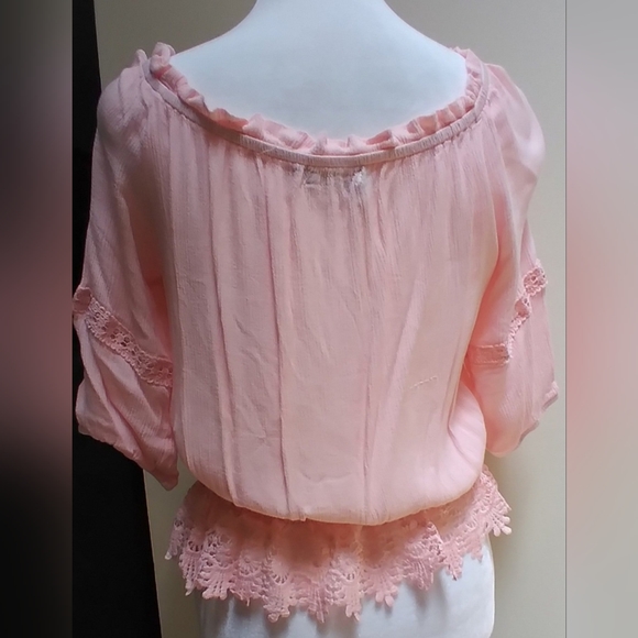 Perspective Super cute top! Light blush pink color with ruffles & crochet lace - Picture 2 of 8